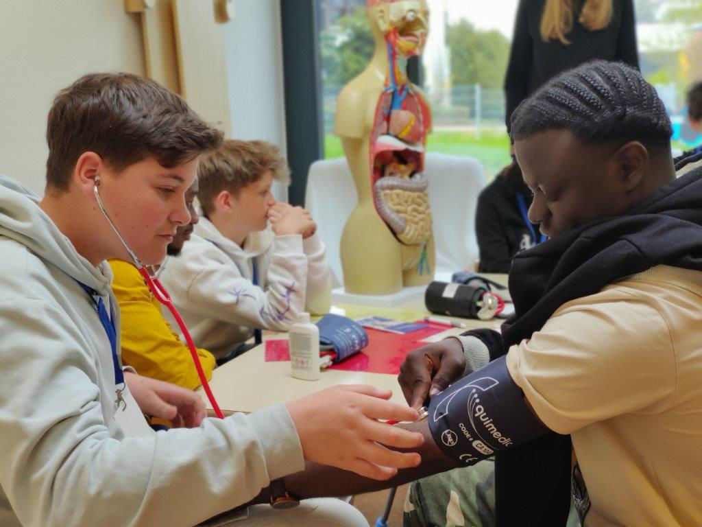 Boys Day 2024: Helios Klinik Titisee-Neustadt ermutigt junge Männer zur Erkundung des Gesundheitswesens